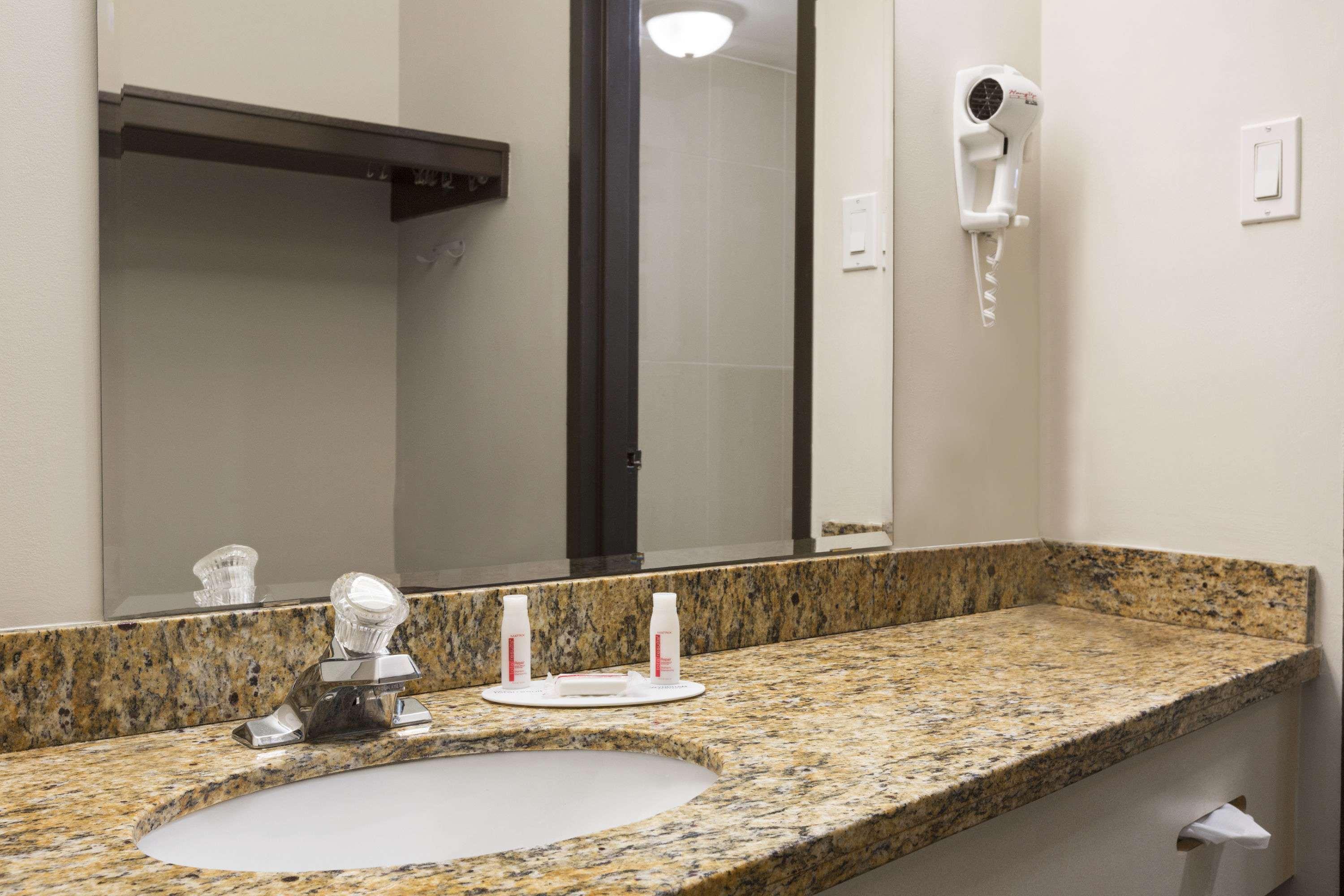 Days Inn By Wyndham Montreal Airport Conference Centre Дорвал Екстериор снимка