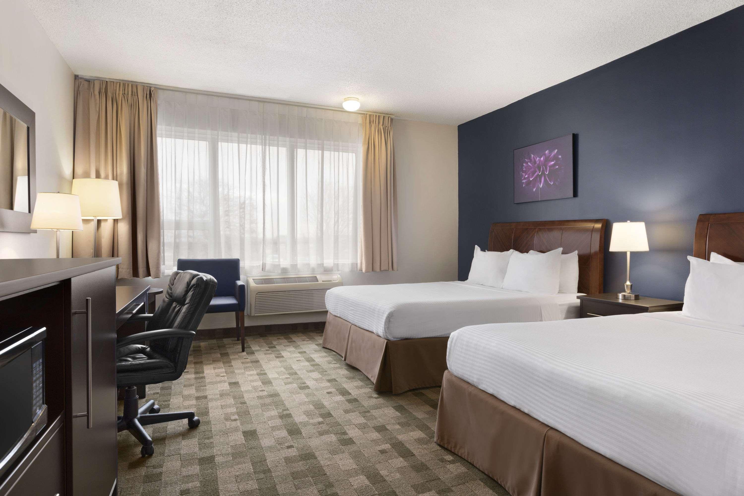 Days Inn By Wyndham Montreal Airport Conference Centre Дорвал Екстериор снимка