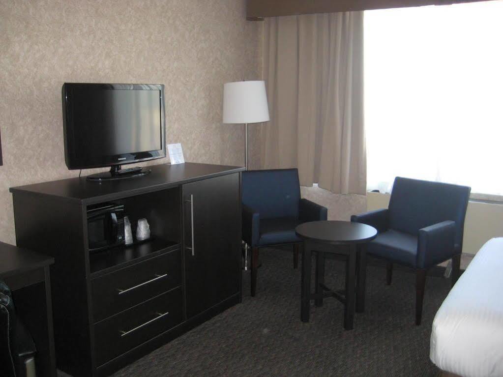 Days Inn By Wyndham Montreal Airport Conference Centre Дорвал Екстериор снимка